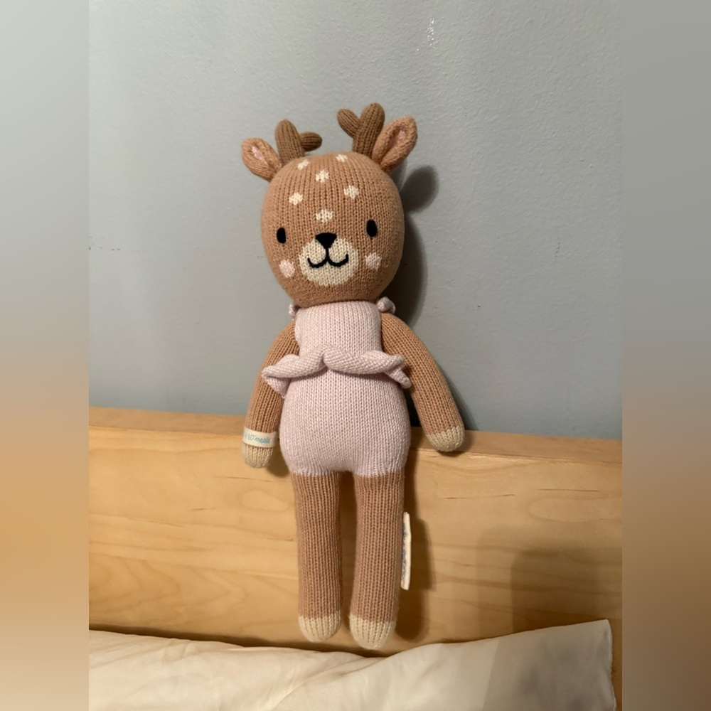 cuddle + kind Deer